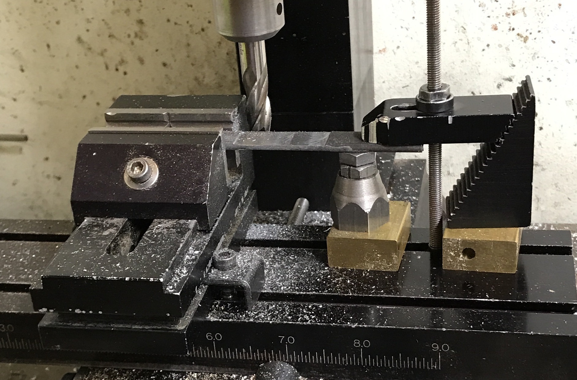 The holding setup for milling the pawl